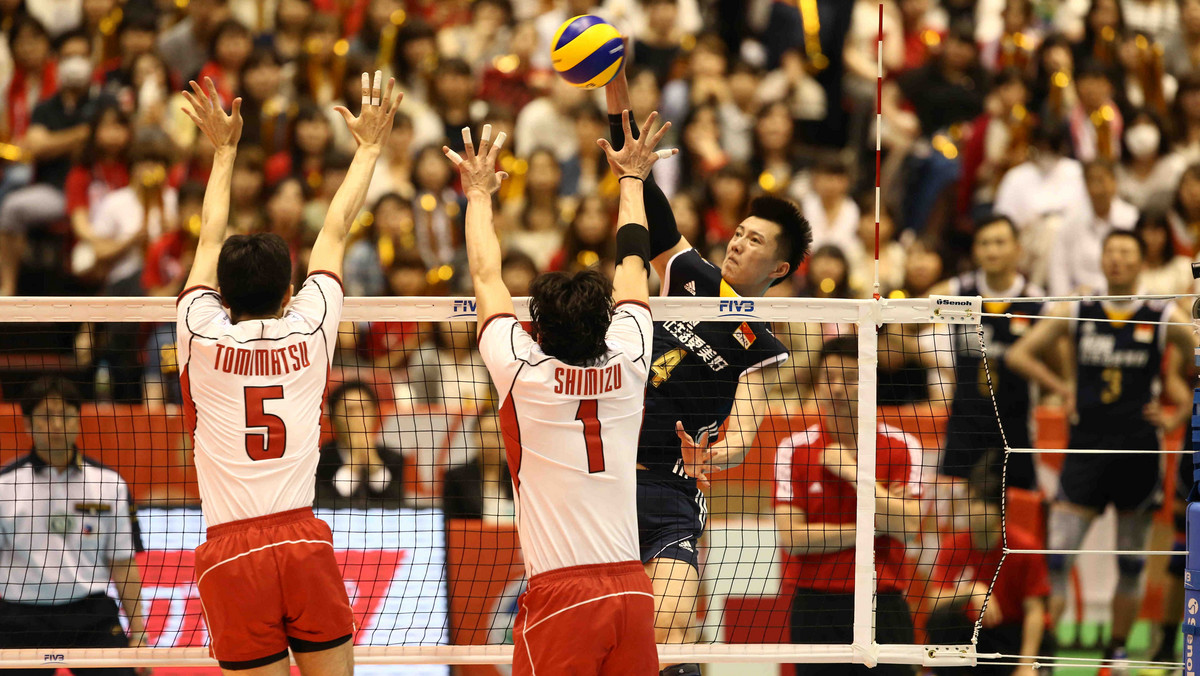 Reprezentacja Japonii na oczach ponad dziesięciu tysięcy kibiców przegrała w Tokio prestiżowe starcie z Chinami 0:3 (20:25, 22:25, 23:25) i znacznie skomplikowała sobie drogę na igrzyska olimpijskie w Rio de Janeiro. Japończycy będą we wtorek kolejnym rywalem reprezentacji Polski (godzina 12:20).