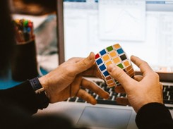 Bo pieniądze są do tego, żeby bawić się na całego: Trend kid adults rośnie w siłę. O co w nim chodzi?