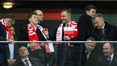 prezydent nawrocki na patriotycznej pielgrzymce kibiców na jasną górę. tak go powitali