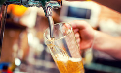 Co piwo robi z ludzkim mózgiem? Nowe badania dowodzą, że nawet małe dawki wiążą się z ryzykiem