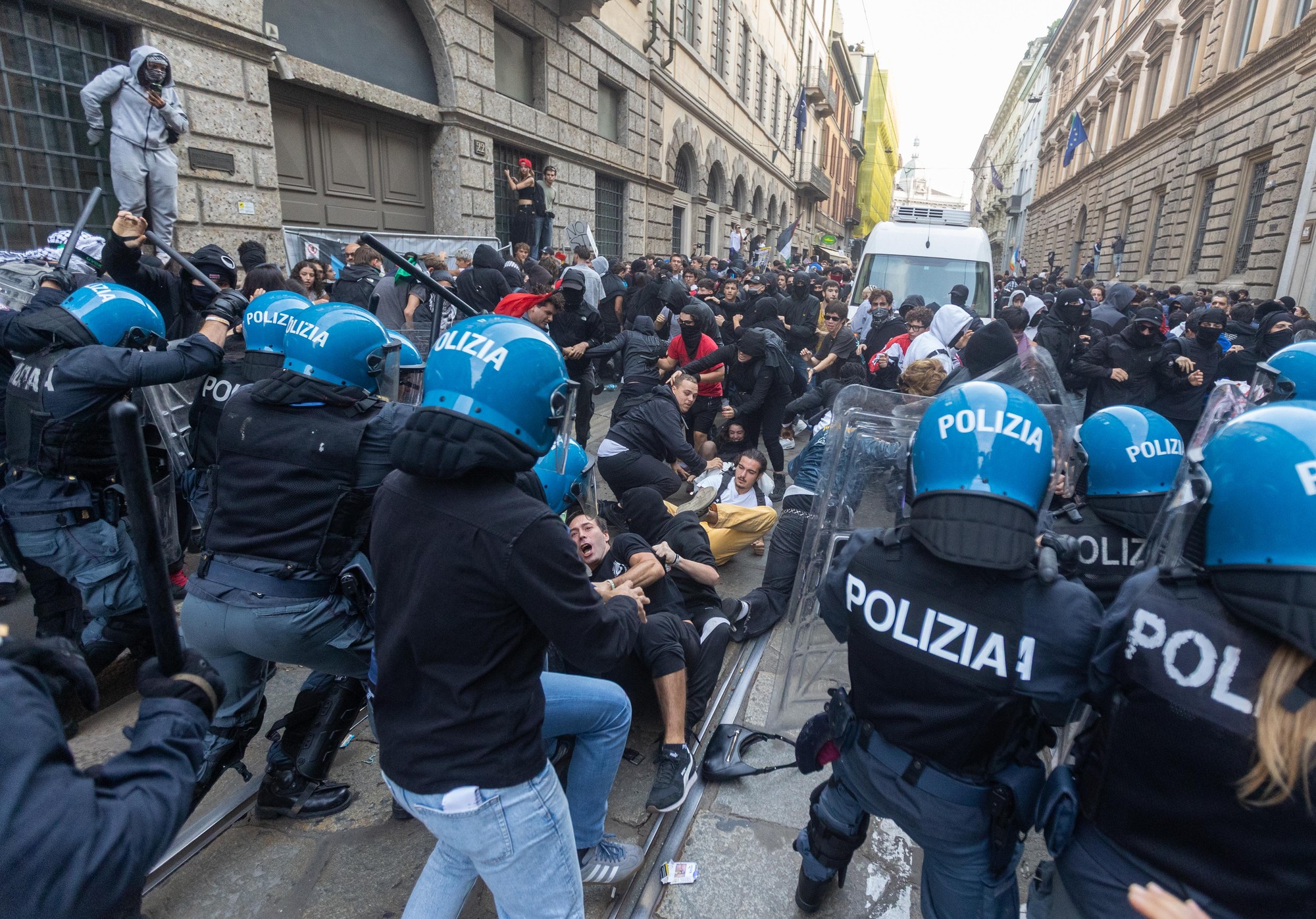 Záber zo sobotného protestu v Miláne. 