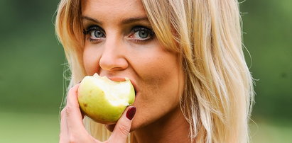 Agnieszka Szulim też je jabłka