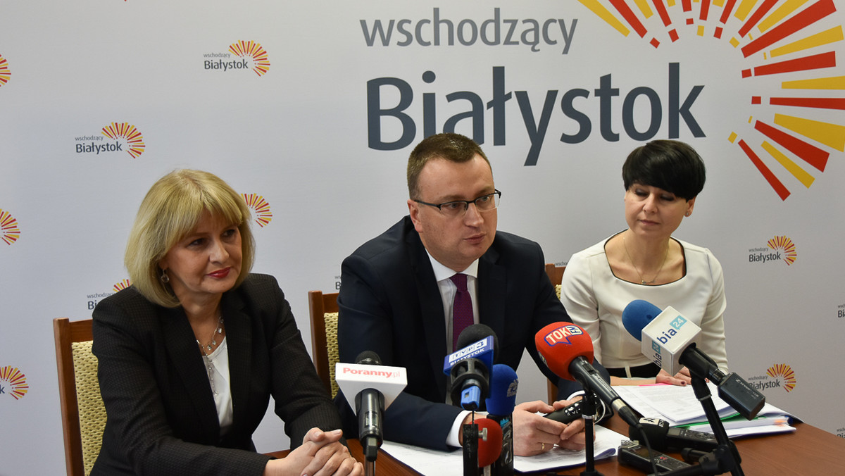 Radni PiS wezwali prezydenta Białegostoku, aby zobowiązał swoich zastępców do zwrotu niesłusznie, ich zdaniem, pobranych wynagrodzeń. Jeśli tego nie zrobią, grożą skierowaniem wniosku do prokuratury. Chodzi o niebagatelną kwotę 800 tysięcy złotych.