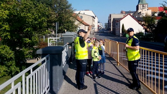 Zajęcia w plenerze z policjantami: Tematem jest bezpieczna droga do szkoły. Fot. Policja