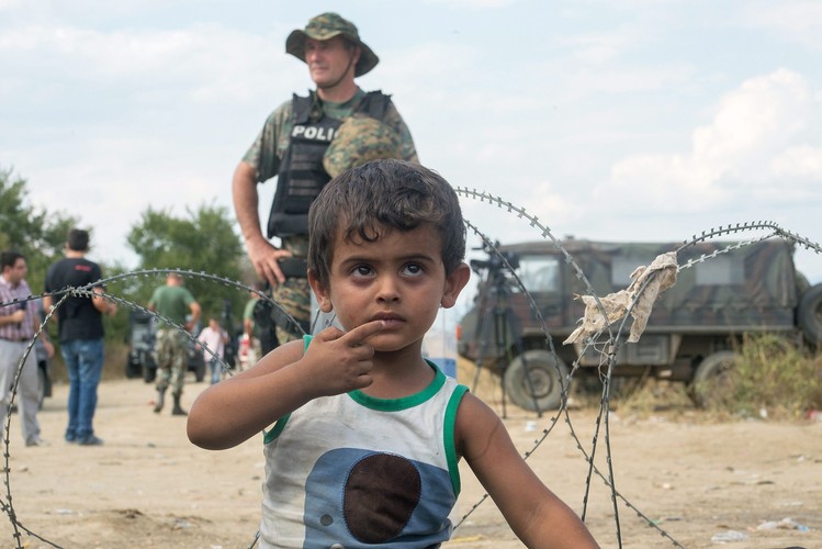 Koszmar uchodźców. Tysiące imigrantów kontra policja na granicy grecko-macedońskiej