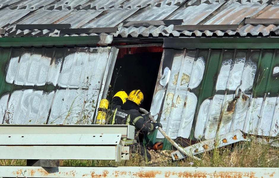Vatrogasci gase požar u magacinskom prostoru u Malom Mokrom Lugu