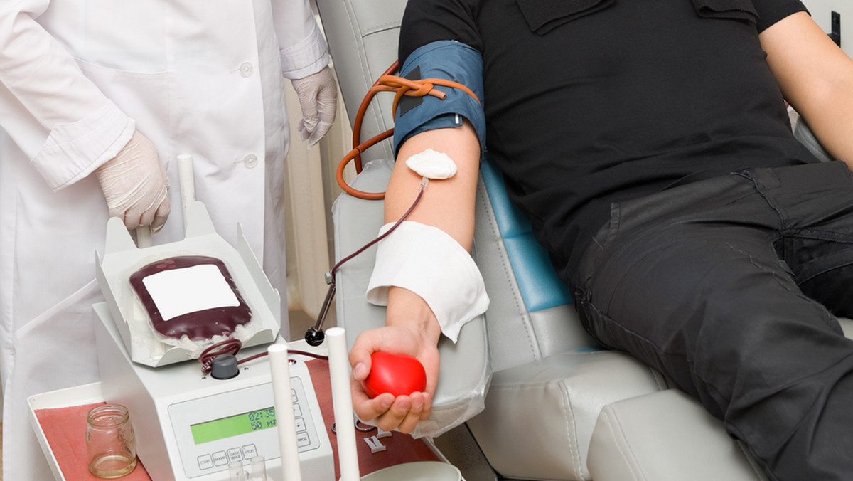 Regionalne Centra Krwiodawstwa i Krwiolecznictwa (RCKiK) w całym kraju apelują o oddawanie krwi. Lekarze przypominają, że w okresie wakacyjnym jest ona szczególnie potrzebna, bo zdarza się więcej wypadków, a wielu dawców wyjeżdża na urlopy i krwi brakuje.