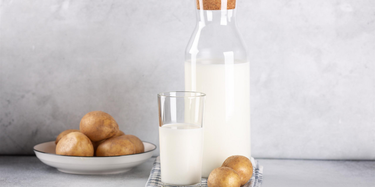 Mleko z ziemniaków ma szereg cennych właściwości zdrowotnych. Między innymi odchudza, nie zawiera alergenów, jest niskotłuszczowe i niskokaloryczne.