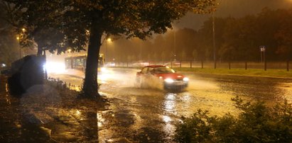 Armagedon w Warszawie. Oberwanie chmury, burza z piorunami i zalane ulice