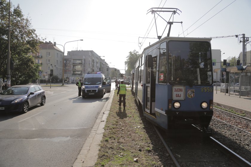 16-latek wpadł pod tramwaj na Hallera