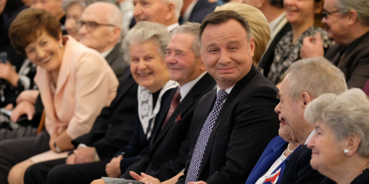 Elementem kampanii wyborczej Andrzeja Dudy ma być obietnica wprowadzenia emerytury stażowej. Jej efektem będzie - w niektórych wypadkach - możliwość przechodzenia na świadczenie w wieku 53 lat - kobiety i 58 - mężczyźni.