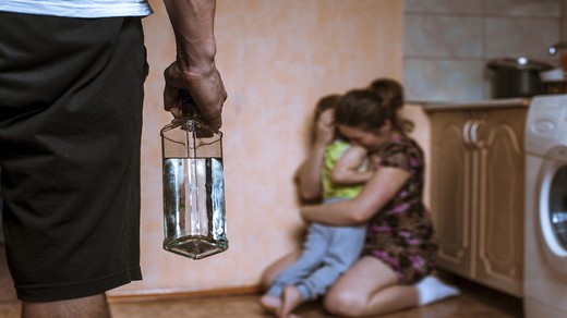 Jak piją Polacy? Kto najszybciej uzależni się od alkoholu? "Polskie państwo wspiera alkoholizm"