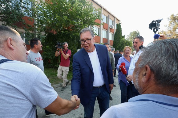 Vučić u poseti firmi sportske opreme Sportex u Arilju, obraća se građanima