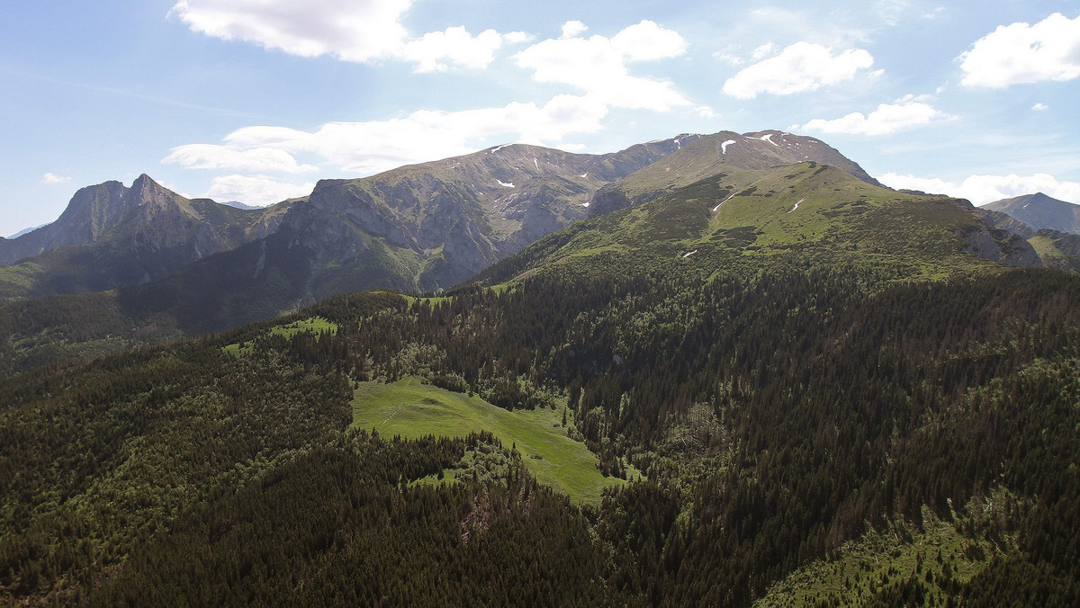 Pod koniec sierpnia w Tatrach rozpoczęły się prace przy remontach szlaków turystycznych w rejonie Czerwonych Wierchów. Kosztem 2 mln 73 tys. zł zmodernizowanych zostanie 10 km szlaków. Inwestycja jest współfinansowana z funduszy unijnych.