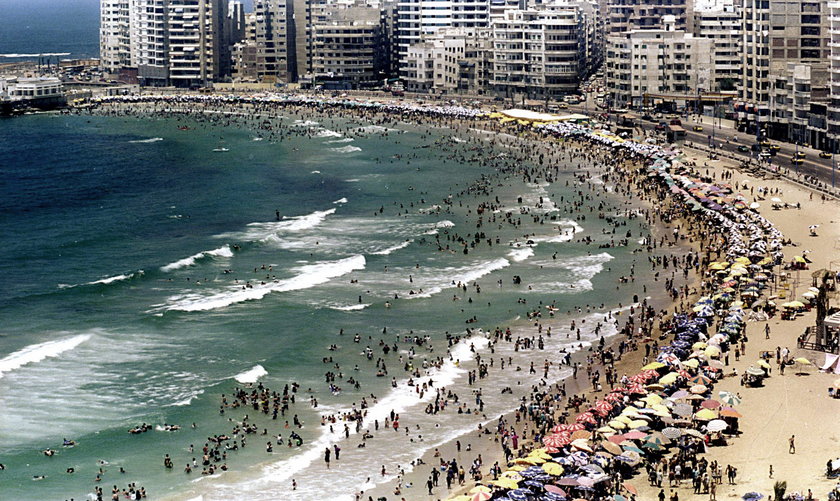 Tłumy na plaży w egipskiej Aleksandrii