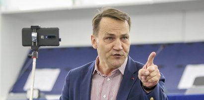 Radosław Sikorski z ręką na temblaku. Co się stało?