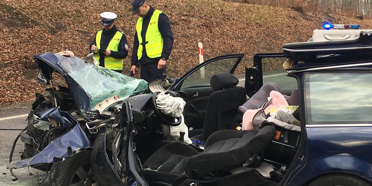 Tragiczny wypadek w Kościerzynie. Nie żyje niemowlę, sześć osób rannych