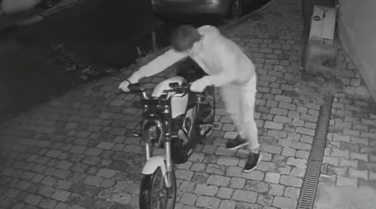 Motort lopott egy fiatal fiú Pécsett / Fotó: police.hu