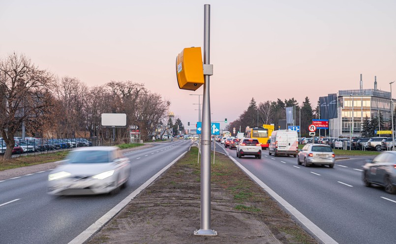 Fotoradar TraffiStar SR390 na Al. Jerozolimskich w Warszawie