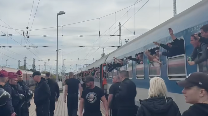Fanúšikovia Ferencvárosu Budapešť sa museli vrátiť z hraníc, vlak do Salzburgu s nimi nepustili