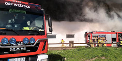 Pożar stadniny koni w Bronkowie. Runął dach budynku