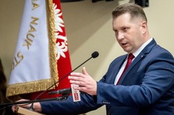 Czarnek reaguje na słowa Tuska o "ochłapach": Pan wstydu nie ma