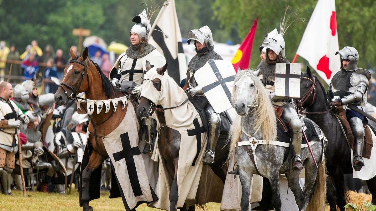 Topór bojowy, datowany przez historyków na XIV / XV wiek znaleziono na Polach Grunwaldzkich, niedaleko jez. Łubień. Według historyków broń mogła być użyta w bitwie w 1410 roku. Po konserwacji zostanie wyeksponowana w Muzeum Bitwy Pod Grunwaldem.