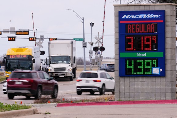 Rat na Bliskom istoku podiže cene benzina: U Americi skočile na najviši prosek od avgusta 2024. godine