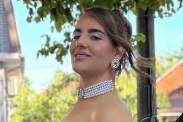 Teodora iz Ćuprije NIJE ŽELELA HALJINU ZA MATURU! Evo šta je OBUKLA pa će cela Srbija pričati o njenom stajlingu: Modno izdanje za crveni tepih, a oko vrata OGRLICA U STILU PRINCEZE DAJANE