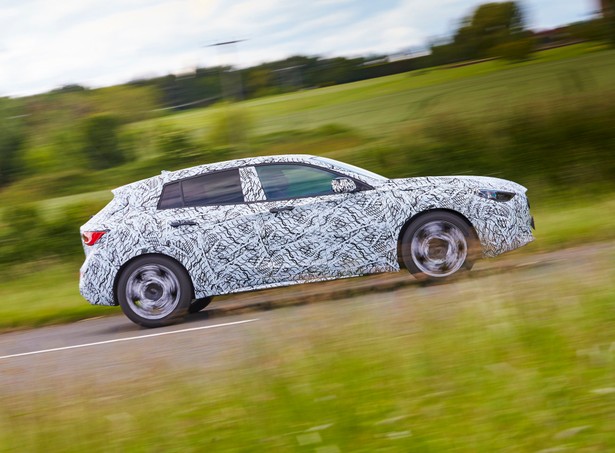 Nowe infiniti Q30 wreszcie zapoluje na Mercedesa, BMW i Audi. Pierwsze FOTO