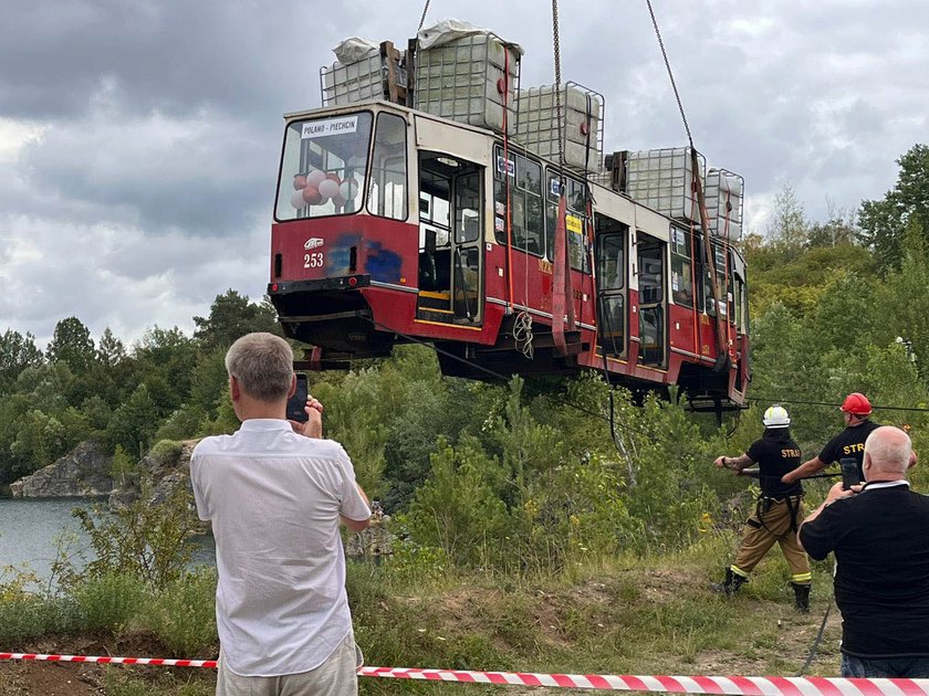 Utopili tramwaj w zbiorniku na terenie starego kamieniołomu