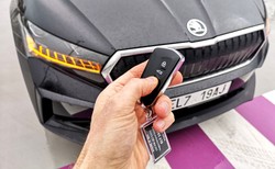 Ceny samochodów spalinowych wzrosną o 25 proc. Kierowców uratują elektryki?