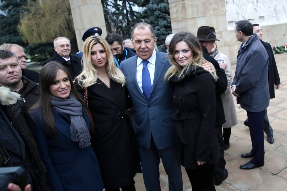 Jedan od optuženih Nemanja Ristić (prvi sa leve strane) sa ruskim šefom diplomatije Sergejem Lavrovim