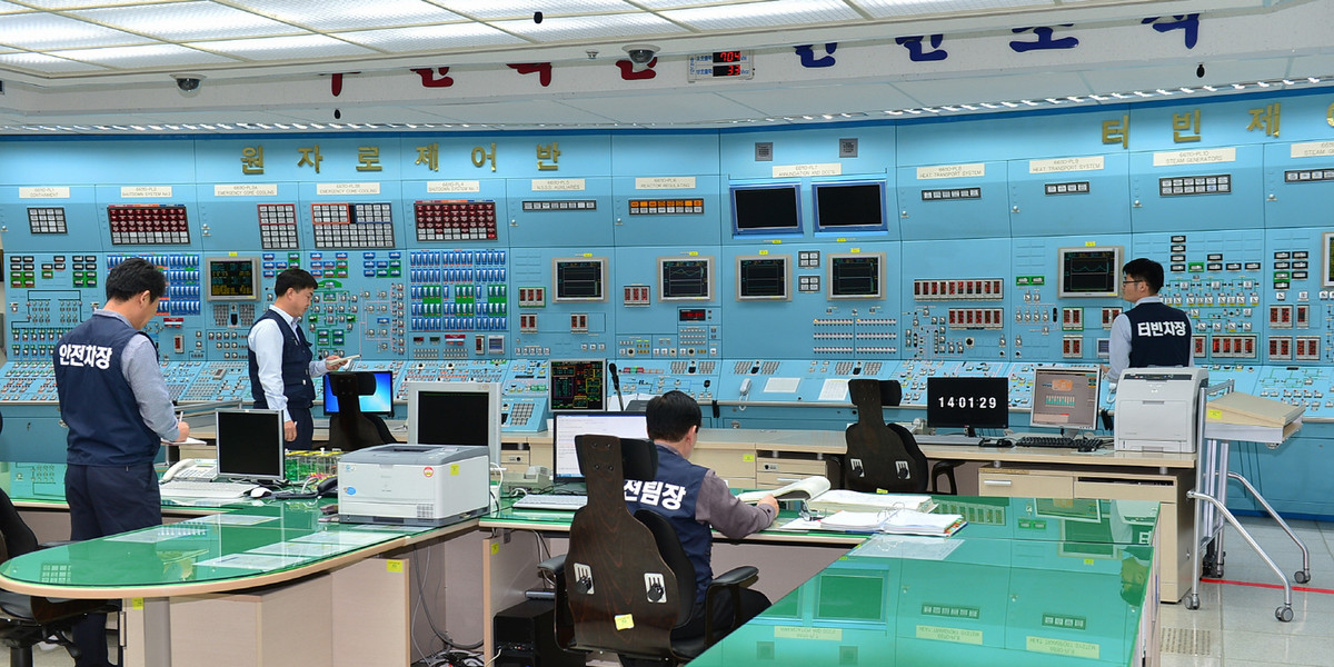 Ćwiczenia w sterowni elektrowni atomowej Wolsong zarządzanej przez KHNP