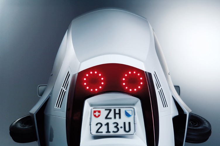 Futurystyczna kabina zbudowana jest z kewlaru i włókien węglowych