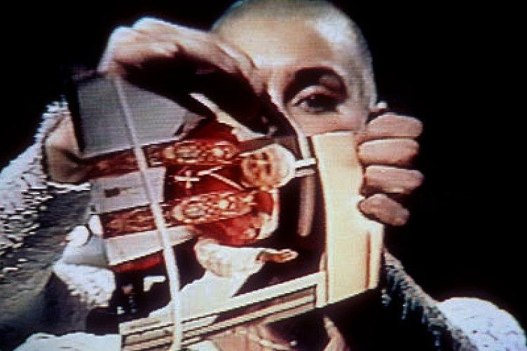 Sinead O'Connor ze zdjęciem papieża