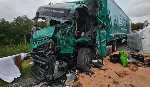 Z naczepy polskiej ciężarówki spadła 19-tonowa maszyna. Dramatyczna akcja w Niemczech