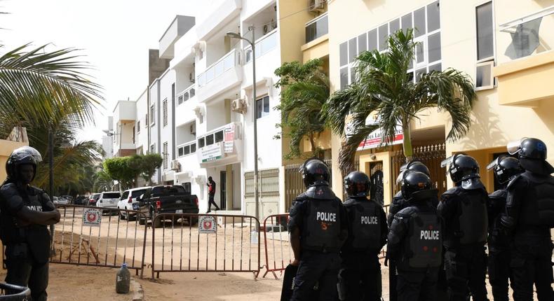 Des policiers installent un barrage dans la ruelle qui mène chez l'opposant politique Ousmane Sonko à la Cité Keur Gorgui/Dakar.