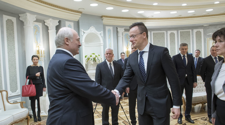 Lukasenka és Szijjártó Péter üdvözli egymást a minszki elnöki rezidencián/Fotó: MTI KKM-Burger Zsolt