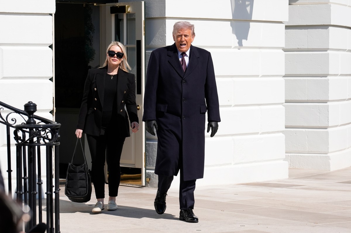 US President Donald Trump leaves White House for the weekend