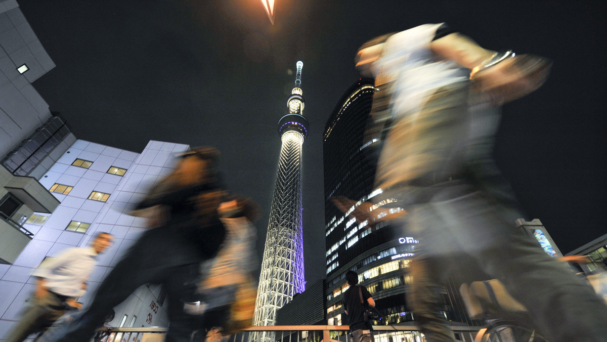 We wtorek 22 maja otwarto Tokyo Skytree, najwyższą wieżę na świecie, dwukrotnie przewyższającą Wieżę Eiffla. Mimo padającego deszczu tysiące osób ustawiły się w kolejce, by zwiedzić tokijską wieżę telewizyjną oraz otaczający ją kompleks handlowo-biurowy. Cała inwestycja kosztowała 143 miliardy jenów (1,8 miliarda dolarów).