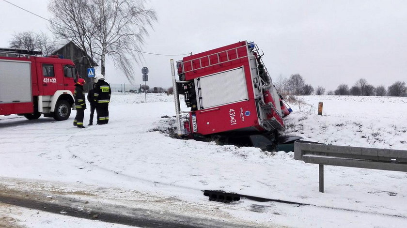 Strażacy zmiażdżyli volkswagena