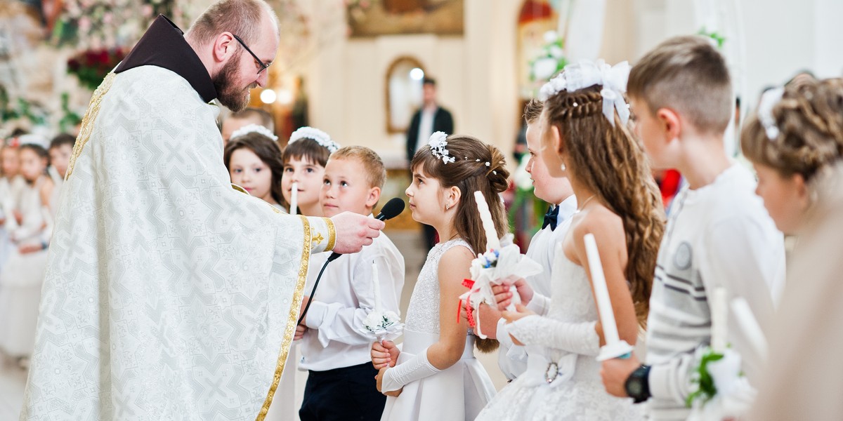 Biżuteria lub zegarek są dobrym  - i bezpiecznym! - pomysłem na prezent na komunię. 