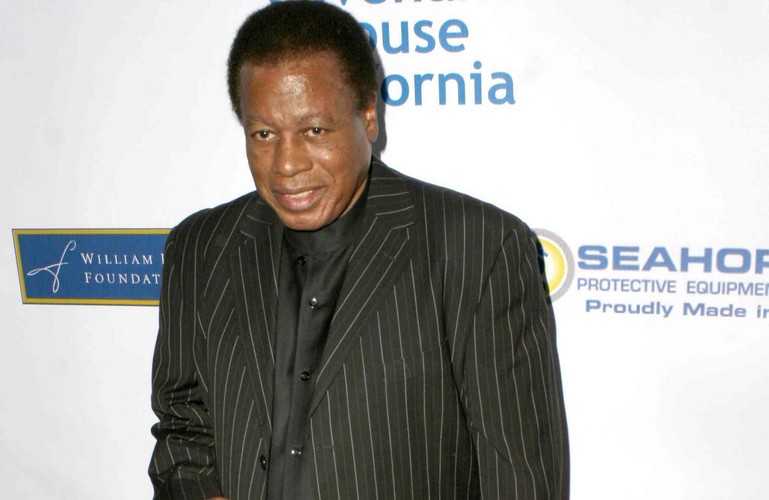 Warsaw Summer Jazz Days<br /><br />
15–19.07, WARSZAWA<br /><br />
Doskonały amerykański kompozytor
i saksofonista jazzowy, który
przez kilka lat grał z samym
Milesem Davisem, <b>Wayne Shorter</b>
, to jedna z gwiazd jazzowego
święta w stolicy. Pracował
też z Herbiem Hancockiem, Carlosem
Santaną, Joni Mitchell i Donem
Henleyem. WWarszawie będzie
promował swoją ostatnią płytę
„Without a Net”, a na scenie będzie
towarzyszył mu znakomity
kwartet. Co ciekawe, utwór tytułowy
z płyty „Without a Net” to
kompozycja z filmu „Flying Down
to Rio”, w którym po raz pierwszy
na ekranie spotkali się Fred Astaire
i Ginger Rogers. Film, podobnie
jak sam Shorter, obchodzi
w tym roku 80. urodziny. Muzyk
zagra 18.06 w Soho Factory. To
niejedyna gwiazda imprezy. Pojawi
się również John Zorn, który
ma zabrać ze sobą do Warszawy
Mike’a Pattona, Marca Ribota,
Johna Medeskiego, Trevora Dunna,
Kenny’ego Wollesena, Cyro
Baptistę, Joeya Barona, Ikue
Mori i Jamiego Safta. Poza tym
na WSJD wystąpią również m.in.
Paco de Lucia, SUN RA Arkestra,
Antonio Sanchez Quartet, Piotr
Wojtasik Quartet, Marcin Olak
Quartet i Jerzy Mazzoll Trio.<br /><br /> 
www.adamiakjazz.pl