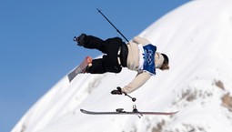 Chwila grozy na igrzyskach olimpijskich. Podczas ewolucji w powietrzu zawodniczce odpięła się narta