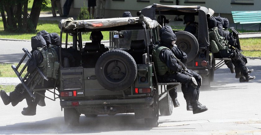 O co chodzi? Polscy żołnierze z karabinami wkroczyli do Czech i "okupują" kapliczkę