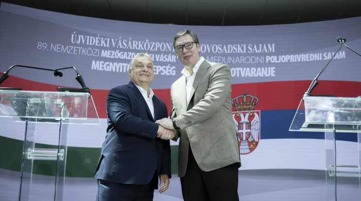 Orbán Viktor miniszterelnök és Aleksandar Vucic szerb államfő kezet fog, amikor közösen megnyitják a 89. Újvidéki Nemzetközi Mezőgazdasági Vásárt 2022. május 21-én. / Fotó: MTI/Miniszterelnöki Sajtóiroda/Fischer Zoltán