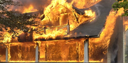 Zwęglone zwłoki na poddaszu spalonego domu