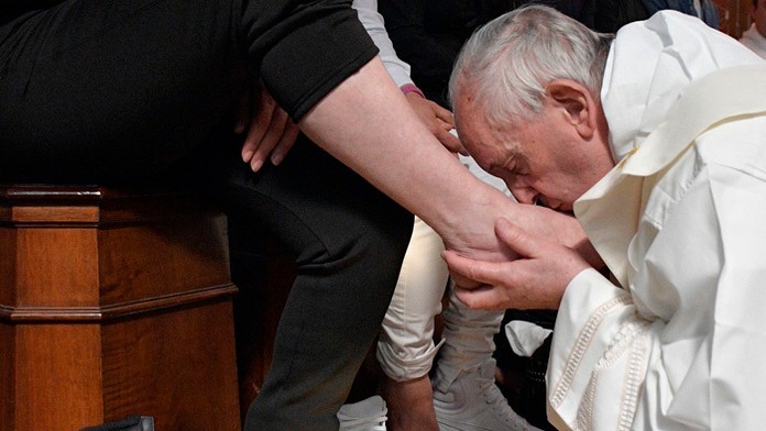 Pápež František († 88) bozkával nohu väzňovi v nápravnom zariadení pre mladistvých Casal del Marmo na Zelený štvrtok 6. apríla 2023 v Ríme.
