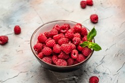 Polski naukowiec odkrył, jak wzmocnić prozdrowotne właściwości malin. Warto skorzystać z tej metody!